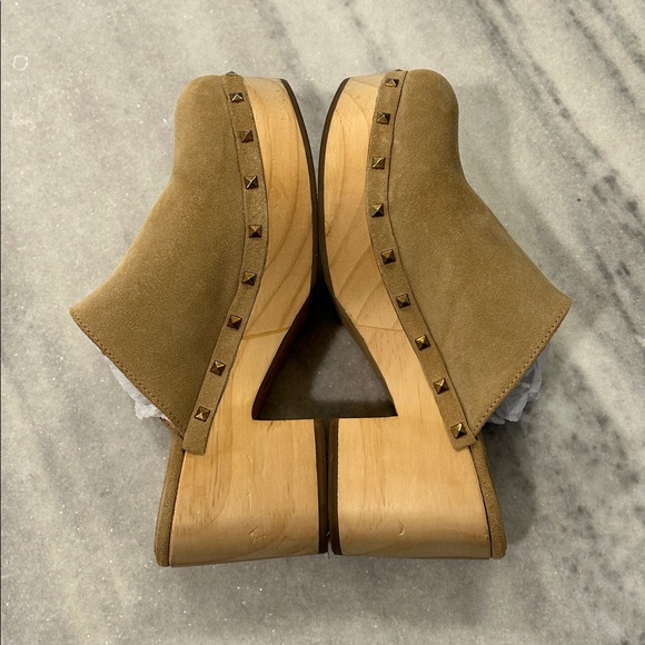 Steve Madden Brooklyn Taupe Suede Studded Wooden Clogs sz 8 - Picture 4 of 10